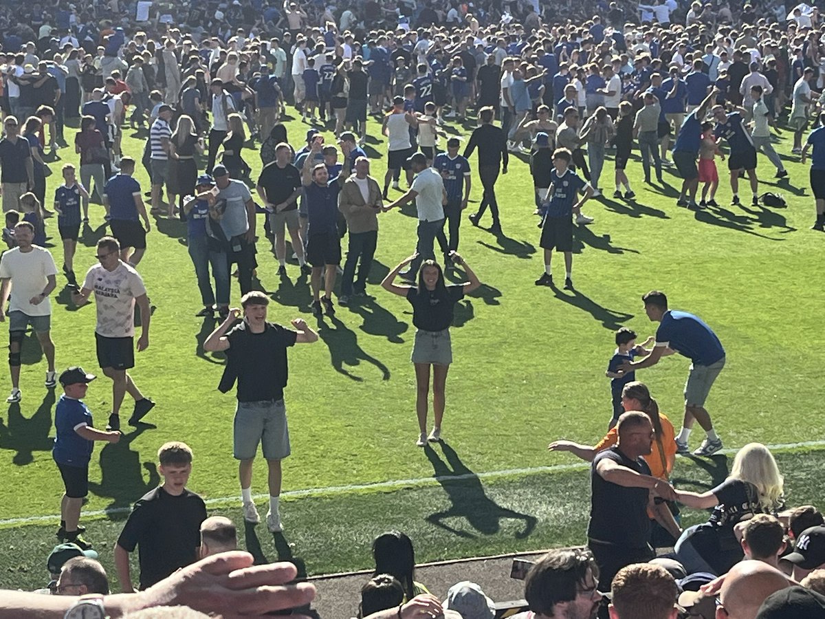 “ CARDIFF CITY FANS INVADE THE PITCH “ cardiffcityforum.co.uk/viewtopic.php?…