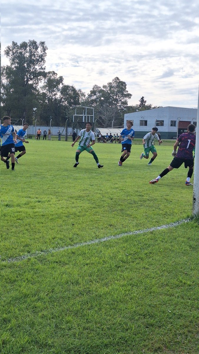 casdcamioneros's tweet image. ⚽#Fútbol #Juveniles #AFA |5ta 

🗓️ Fecha 2| 

⏱️ 00'ST

📍Predio Camioneros 

✍️:Comenzó el segundo tiempo

🟩⬜🟩#Camioneros 1
🟦⬜️🟦#VillaSanCarlos 0

🔗 clubcamioneros.com.ar 

🎤🎬📲 Prensa de Camioneros