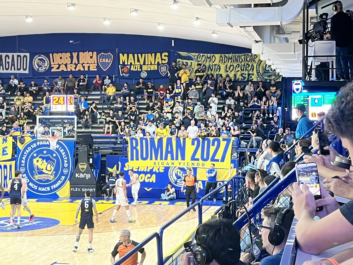 bocanet12's tweet photo. 🔵🟡 “ROMÁN 2027” 🔵🟡

Apareció la bandera en la tribuna para Juan Román Riquelme… y el mensaje es clarito.

#VamosBoca 💙💛💙 https://t.co/wFrSL6wGFL