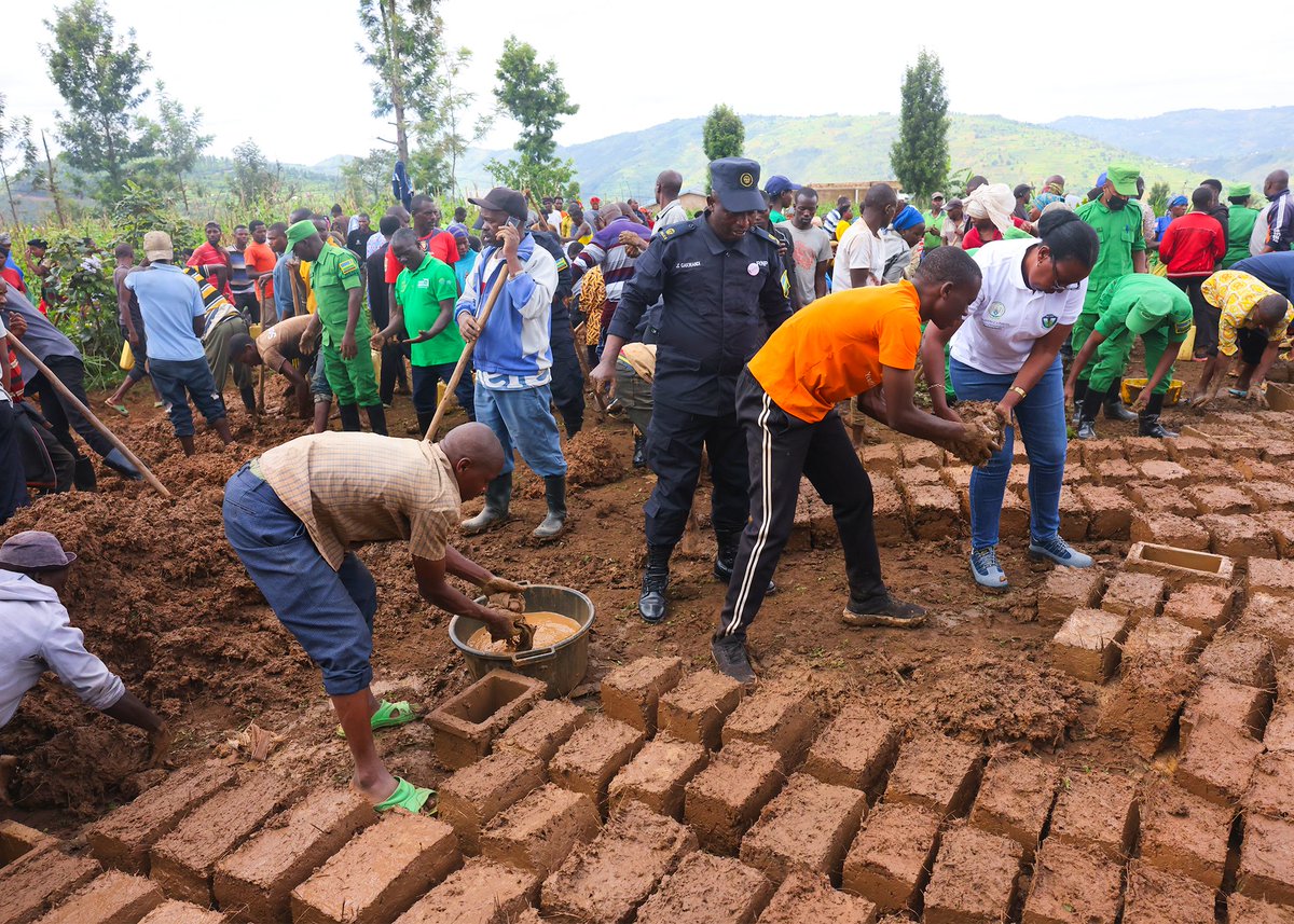 rulindodistrict's tweet photo. Kuri uyu wa gatandatu Umuyobozi w'Akarere @Jmukanyirigira hamwe n'Abagize inzego z'Umutekano bifatanyije n'Abaturage bo mu kagali ka #Taba bakora umuganda wo kubumba amatafari no gusiza ikibanza kizubakwamo inzu ya #Mukamana wo mu Murenge wa #Tumba @RwandaLocalGov,@RwandaNorth https://t.co/jZa032MYiw