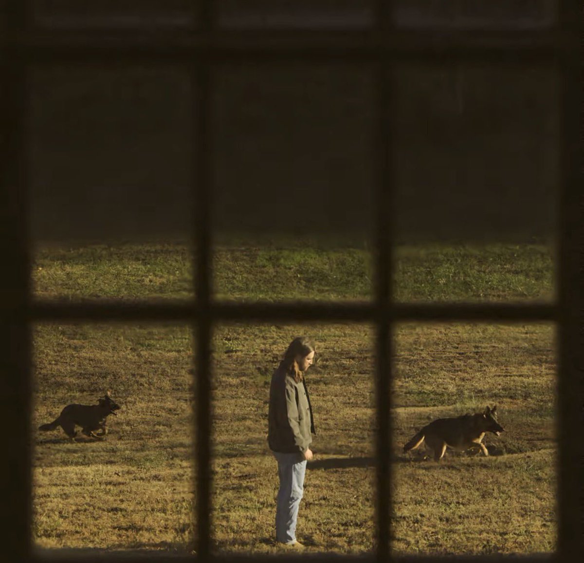 i wish this was the deluxe album cover on streaming so bad, as much as i love the original you can’t beat noah and his girls 🥺🫶