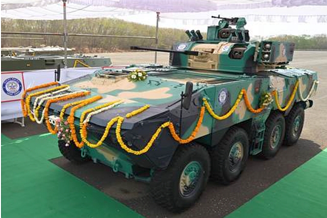 DefenseMirror's tweet photo. India’s DRDO Unveils All-new Wheeled, Tracked Armoured Attack Platforms:
The armored vehicles are equipped with 30mm uncrewed gun and other weaponry
https://t.co/gH1bUPOTbd
#indiaresuperpower #DRDOIndia #IndiaDefence #Armoredvehicles https://t.co/loMzoeAQke