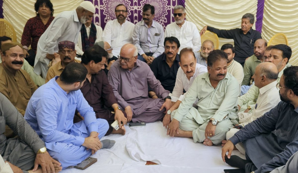 ShakeelChPPP's tweet image. پاکستان پیپلز پارٹی کے سینئر جیالے اقبال رکشے والا کی رسم چہلم میں پارٹی کے مرکزی رہنماء اور صوبائی وزیر بلدیات سائیں سید ناصر حسین شاہ صوبائی جنرل سیکرٹری سینیٹر وقار مہدی اور دیگر عہدیداران و کارکنان کی شرکت اور مرحوم جیالے کی مغفرت کیلئے فاتحہ خوانی 

@SyedNasirHShah 
#Karachi