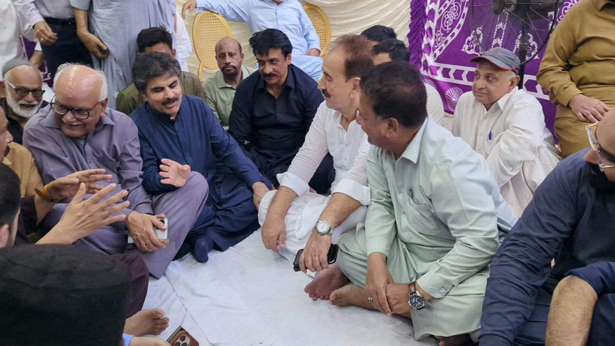 ShakeelChPPP's tweet image. پاکستان پیپلز پارٹی کے سینئر جیالے اقبال رکشے والا کی رسم چہلم میں پارٹی کے مرکزی رہنماء اور صوبائی وزیر بلدیات سائیں سید ناصر حسین شاہ صوبائی جنرل سیکرٹری سینیٹر وقار مہدی اور دیگر عہدیداران و کارکنان کی شرکت اور مرحوم جیالے کی مغفرت کیلئے فاتحہ خوانی 

@SyedNasirHShah 
#Karachi