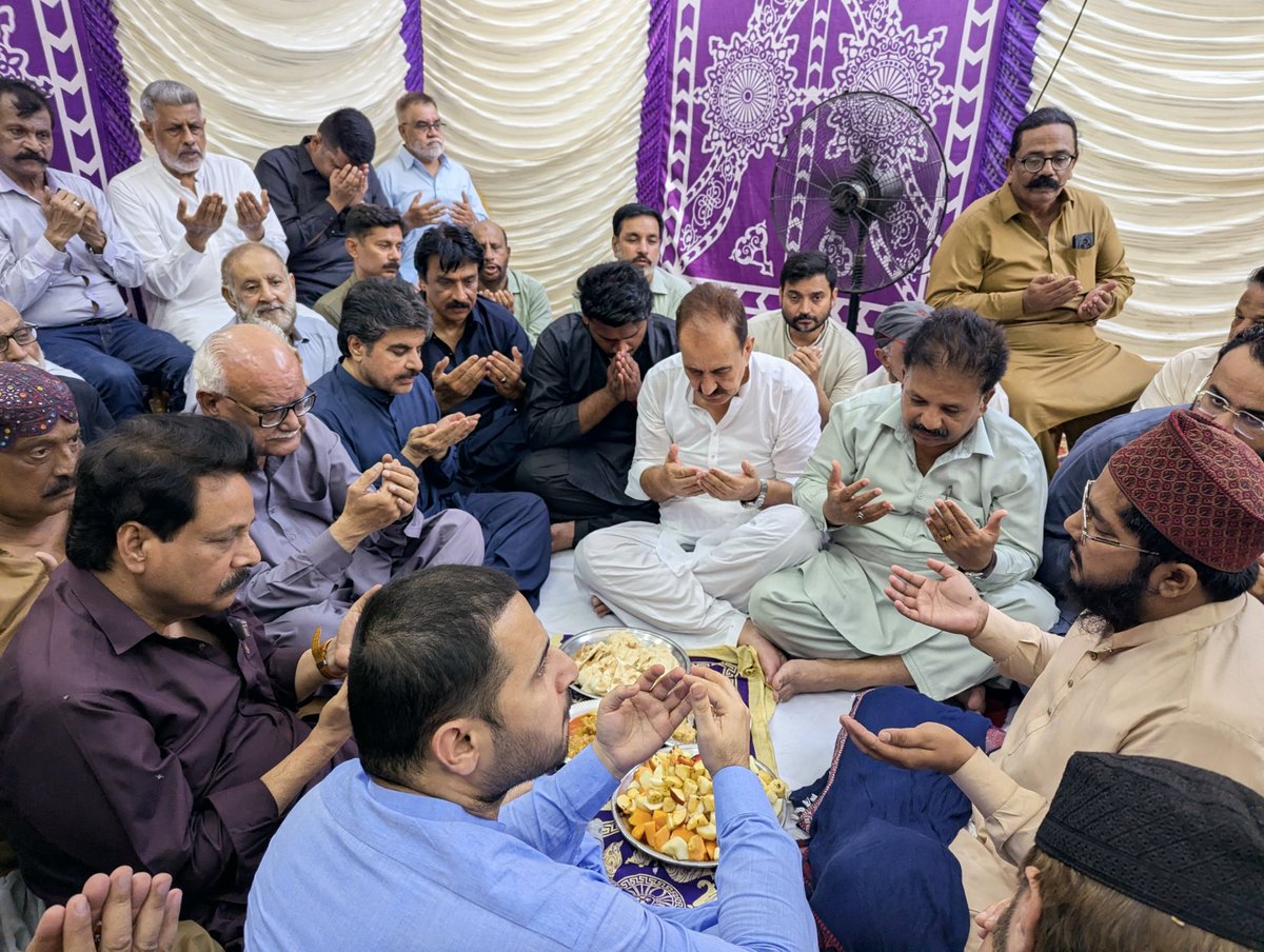 ShakeelChPPP's tweet image. پاکستان پیپلز پارٹی کے سینئر جیالے اقبال رکشے والا کی رسم چہلم میں پارٹی کے مرکزی رہنماء اور صوبائی وزیر بلدیات سائیں سید ناصر حسین شاہ صوبائی جنرل سیکرٹری سینیٹر وقار مہدی اور دیگر عہدیداران و کارکنان کی شرکت اور مرحوم جیالے کی مغفرت کیلئے فاتحہ خوانی 

@SyedNasirHShah 
#Karachi