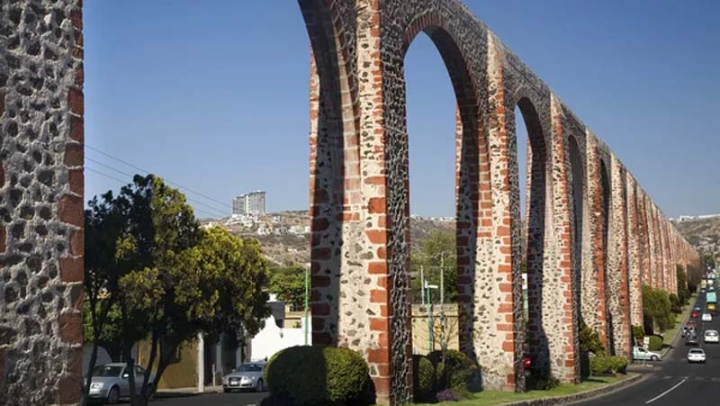 ADNQro's tweet photo. #Entérate Denuncian activistas 'insensibilidad' de autoridades ante uso de pirotecnia en el 300º aniversario de Los Arcos

Maricruz Rodrigo, representante de la Unión por el Bienestar Animal, informó que tras una reunión con autoridades de gobierno municipal y estatal, se les confirmó que el uso de pirotecnia se llevará a cabo, minimizando las posibles afectaciones a la fauna local.

👉 https://t.co/5BYbYTGPYU
