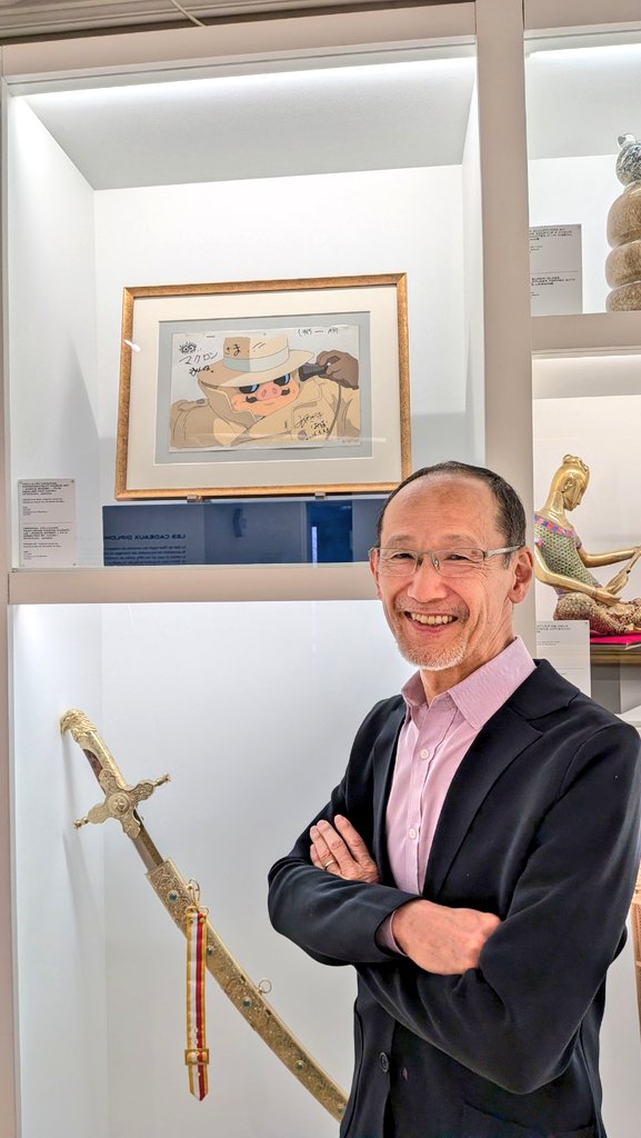 AmbHideoSuzuki's tweet photo. En face du Palais de l'Elysée, un petit musée (gratuit).
Parmi de nombreux cadeaux 🎁 prestigieux au Président de la République 🇫🇷, le Porco Rosso qui lui a été offert par le Studio Ghibli lors de sa récente visite au 🇯🇵. 
🇫🇷♥️🇯🇵 https://t.co/HEHMRT9XfQ