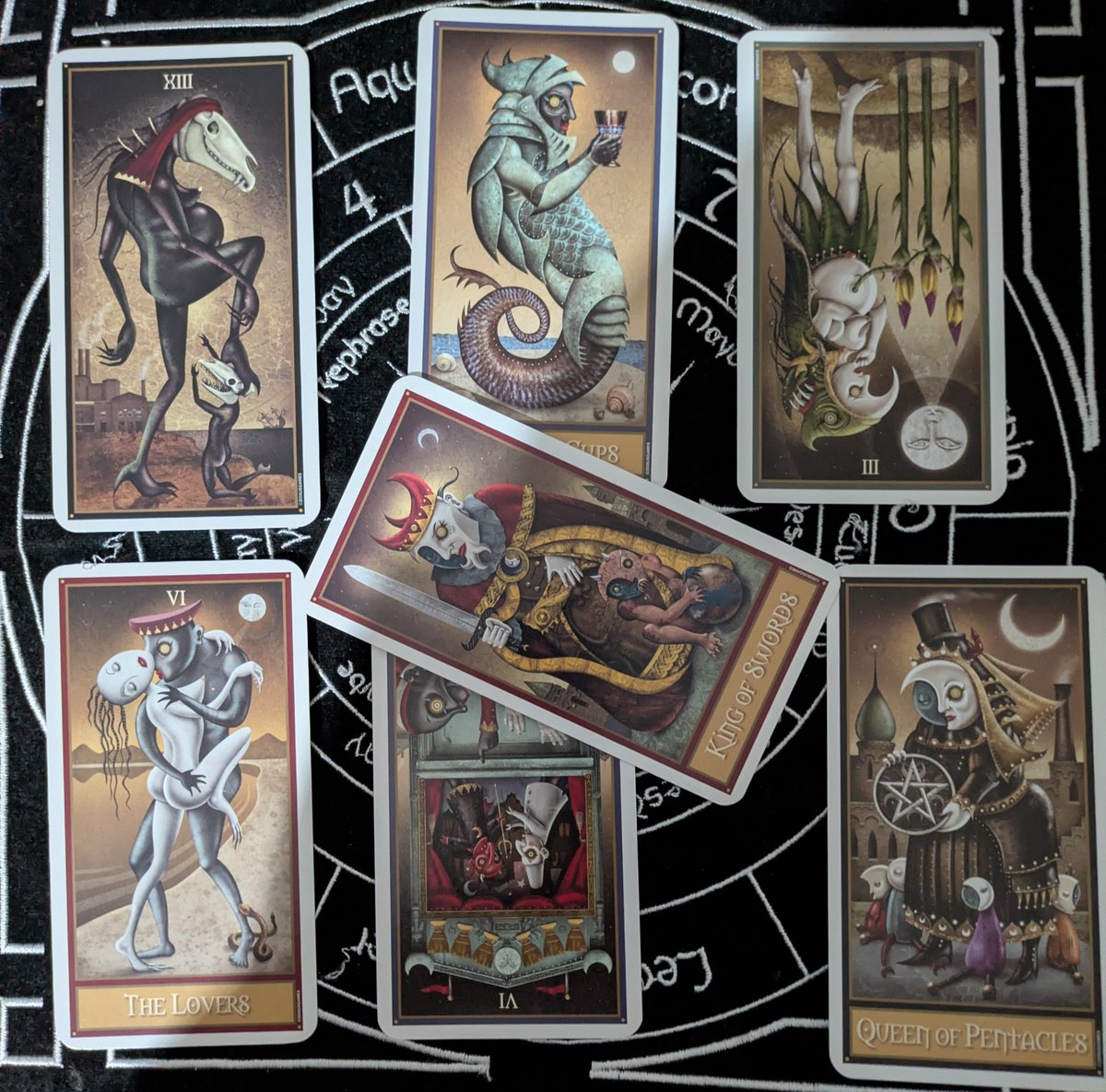 死が訪れる
人は死を分け与える
生まれるものも無くなる
人が結びつくとそれ以上が失われる
人々は新しく作られるものを待つ
死の力は強く人は無力である