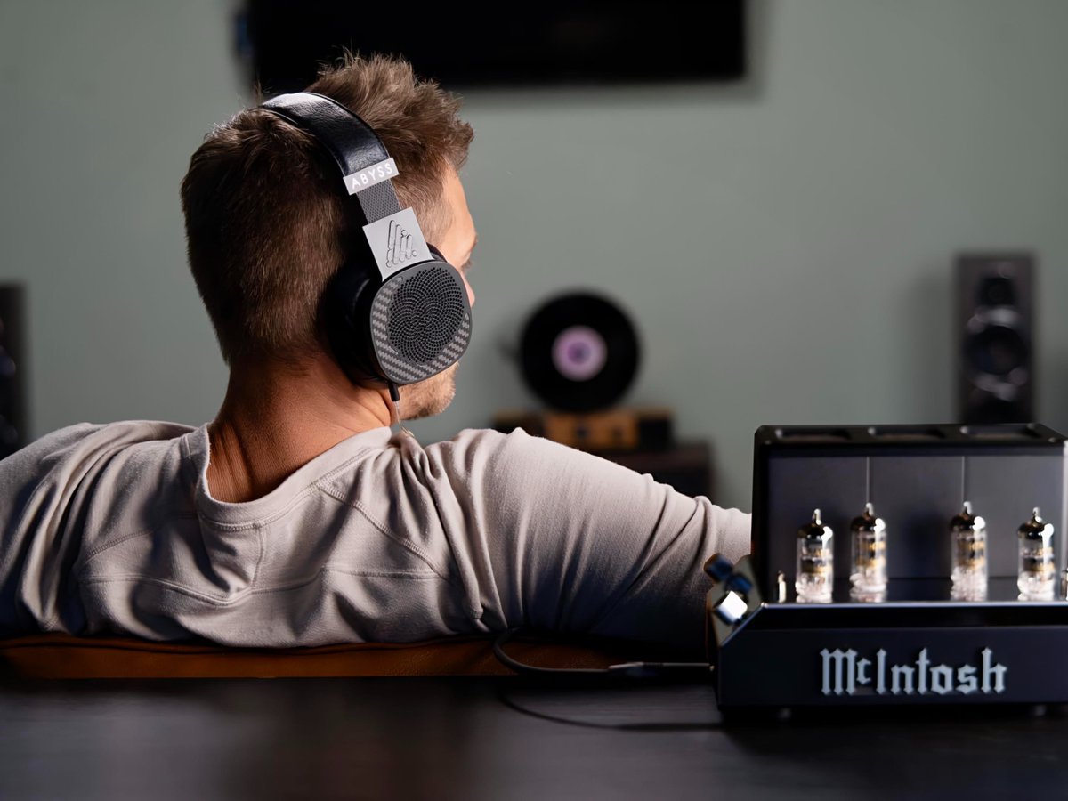 AbyssHeadphones's tweet image. Diana MR moves like light across velvet—soft, deliberate, impossibly refined.
Each note lingers, each voice breathes, suspended in a world shaped by quiet luxury.

Diana MR Carbon Weave 

#headphones #proaudio #music #hifi #audio