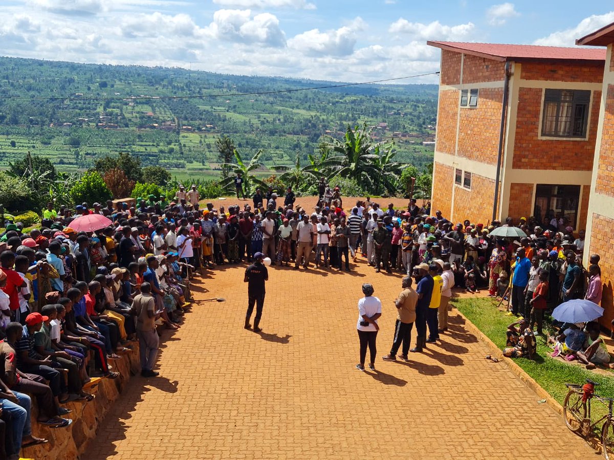 MasakaSector's tweet photo. Nyuma y'umuganda Abitabiriye baganirijwe kuri gahunda zitandukanye zirimo:
1. Ubutumwa bw'Umutekano; kurwanya inzoga z'inkorano n'8/ibiyobyabwenge;
2. Isuku
3. Ubutumwa bwo gutanga umusanzu w'abanyeshuri
4. Ubutumwa bwo kwita ku murimo no kwiteza imbere.
5. MUSA

(3) https://t.co/rahbb2hPop
