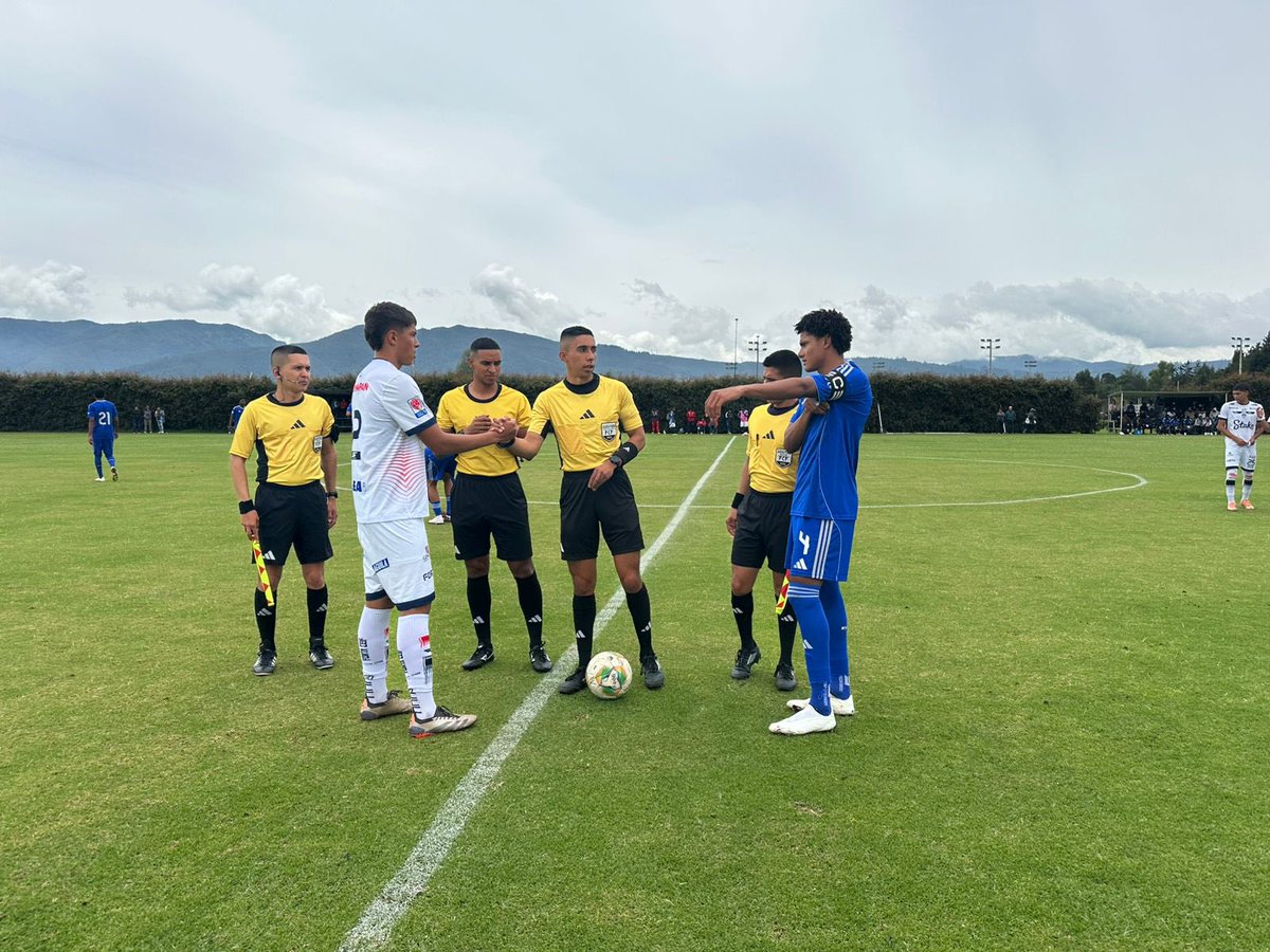 MundoMillos's tweet image. #SUB20 Inicia el encuentro entre #Millos y #Fortaleza por la fecha 6 de la Super Copa Juvenil ,siguen los homenajes a Santiago Castrillon. 

#EstamosEnTodosLados Ⓜ️