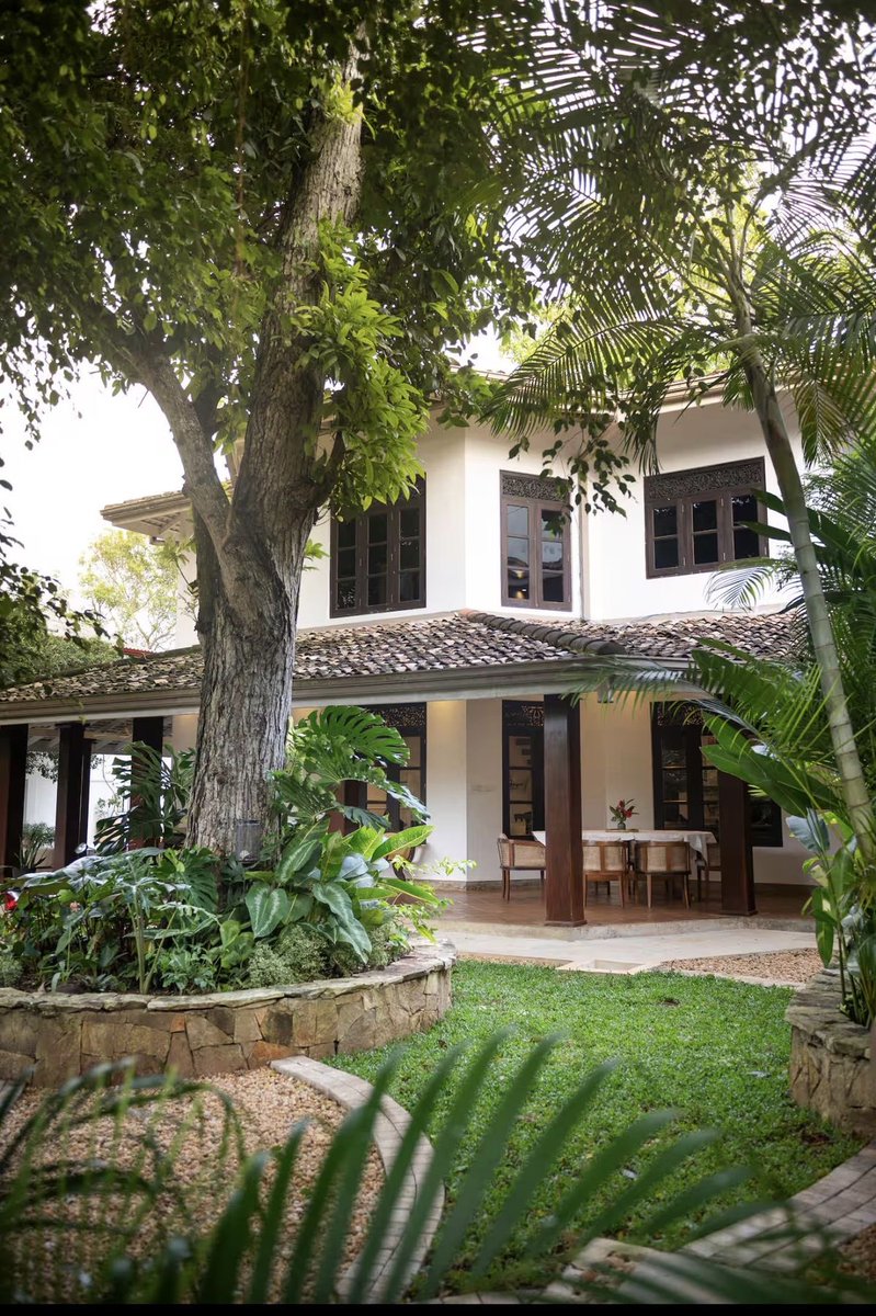 shavnyuy's tweet image. Spanish colonial homes were never just beautiful. They were built to survive heat.
Thick lime walls that stay cool without AC. Deep verandas that kill direct sun. Terracotta roofs that breathe. Timber that ages into the building.
Brazil, Colombia, Mexico built entire cities this