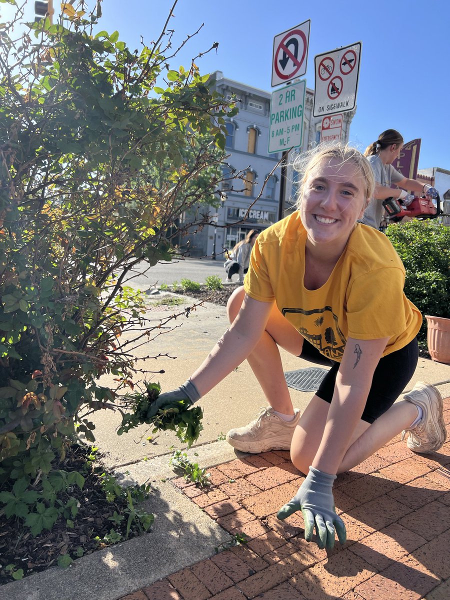 OUBravesWBB's tweet photo. Great morning serving alongside the Ottawa Main Street Association for the annual Main Street Clean Up Day! We pulled weeds, planted flowers, caught some sun, and had a blast giving back to the community we’re proud to call home. https://t.co/TQpXOlP6Ik