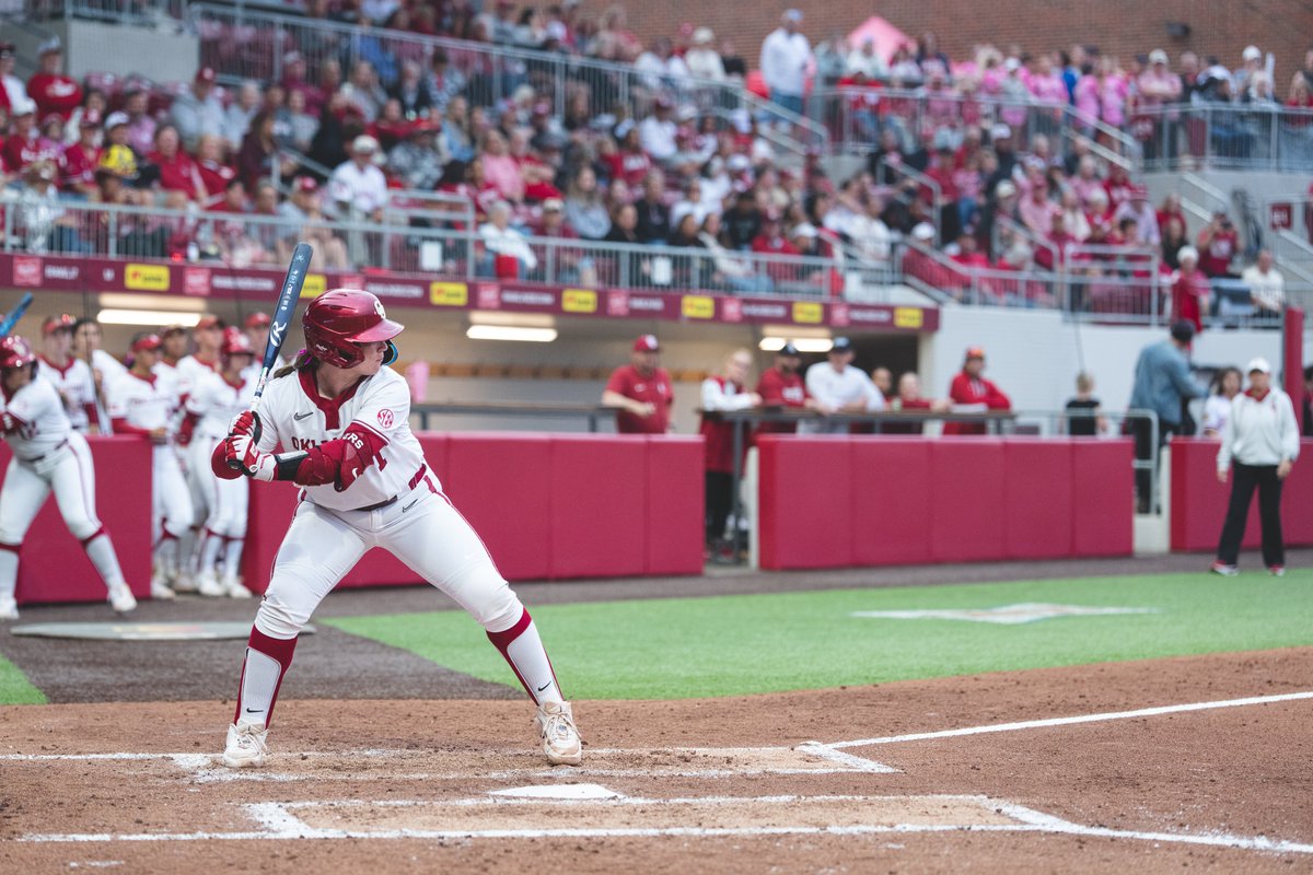 D1Softball's tweet image. One swing, two records.

Kendall Wells’ 35th home run of the season broke Jocelyn Alo’s Oklahoma single-season record and marked the Sooners’ 162nd, breaking the NCAA single-season team home run record.

🔗 bit.ly/3OCWVZd