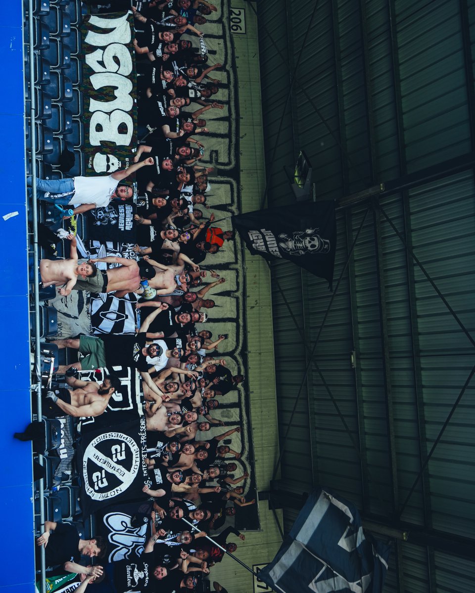 SportCharleroi's tweet photo. Bon retour à la maison la team ! 🖤😁

#OHLCHA #NapoleonScore ⚫️⚪️ https://t.co/czLliLYbdN