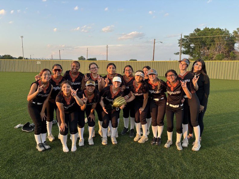 WTWhiteSB's tweet photo. Game two- we won 19-5, with 24 hits and it seemed like 100 doubles. We won Bi-District! https://t.co/TWAGlEP0QD