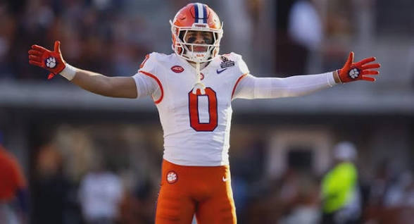 Commandalore's tweet image. CBS and most experts had a first round grade on Antonio Williams 9 months ago 👀

Clemson was 💩 this yr 

Can play X or Slot
Ball Tracking Skills are great
Hands Catcher
2 Time All Academic ACC selection 

Comps: Jayden Reed, Josh Downs

#RauseHail   |  #HTTC