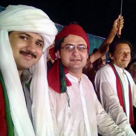 ArifRindPTI's tweet photo. آج یہ صرف تحریر نہیں میرے دل کے جزبات ہیں جو شاید مجھ سے بہتر کوئ نہیں پہچان سکتا ۔ 

آج سے 16 سال قبل جب ہم نے سیاسی سماجی تو پر دنیا کو سمجھنے کی کوشش کی تو مجھے خوشی ہے اللہ پاک نے مجھ سے ایک بہترین فیصلہ کروایا جس پر میں ہر حال میں قائم رہا ثابت قدم ہو کر اپنی جدوجہد آج تک جاری رکھی ۔ 

یہ وہ دور تھا جہاں لوگ سیاست میں اپنے فائدے کیلئے آتے تھے جس نے کامریڈ نب کر نام بنایا اس نے سرکاری اداروں اور سیاسی شخصیات کے ساتھ اپنے نظریات کا سودا کیا جہاں ایک عجیب سا خوف پایا جاتا تھا کہ آپ لسی کی سیاسی مخالفت نہیں کر سکتے ورنہ کوئ سیاسی سماجی طاقت ور جس کا سسٹم کے اندر ایک اثر اسوخ ہوتا تھا وہ اپنے مخالف کامریڈوں کے خاندانوں تک نقصان پہنچاتے تھے ۔ 

جہاں میر صاحب ، بھوتار ، سردار ، نواب ، امیر ، وزیر ، کی بڑی گاڑی اور بڑی وزارت ہمارے بزرگوں کو ان کے آگے جکنے پر مجبور کرتے تھے اور ہم نے اس صورت حال کو آنلھوں سے دیکھا ۔ 

اس خوف اور بزدلی کے دور میں ہماری عمر کے بہت سارے نوجوان جنہوں نے عمران خان کی قیادت کو قبول کیا اور پاکستان تحریک انصاف کے نظریعے پر اپنی جانی مالی صلاحیتوں کیساتھ بھر پور حصہ ڈالا جس میں ہمارے ساتھ دیگر سیاسی جماعتوں کے ساتھی بھی شریک تھے آج میری طرح بہت سے ہمارے ساتھیوں کو میں دیکھتا ہوں وہ آج بھی اپنی نظریات پر قائم ہیں اور کچھ ہمارے ساتھی اپنے گھریلوں مجبوریوں کی بنا پر سائیڈ ہو گئے کچھ وہی پرانی روایات کا شکار ہو گے ۔ 

اس سفر میں اللہ پاک نے آج تک ہمیں بے شمار کامیابی عطاء کی بہت ساری نادانیاں بھی ہم سے ہوئ لیکن جس طرح ایک اللہ پاک کو ماننے والے مسلمان کی حیثیت سے سچے عاشق رسول صلی اللہ علیہ وعلی وسلم اور محب وطن پاکستانی کی طرح ہم اپنے نظریعے کیساتھ جڑے رہے ۔ آج تک قائم ہیں ۔

جس میں زندگی بے شمار تجربات کیساتھ گزرتی رہی اللہ پاک کا لاکھ لاکھ شکر ہے اللہ پاک نے مجھے مشکل وقت میں بڑی ازمائش سے کامیابی کیساتھ گزارا جس میں 2024 الیکشن میرے لیئے میرے پورے گھر کیلئے تکلیف کیساتھ گزرا اللہ پاک نے اس آزمائش میں ہمیں کامیابی دی آج تک ہم اپنے نظریعے کا قرض ادا کر رہے ہیں ۔ 

اللہ پاک سے دعا ہے اللہ پاک ہمیں اسلام اور پاکستان کی بہتری کیساتھ بلوچستان خاص تور پر نصیرآباد ڈویژن کیلئے ہم سے اچھا کام لے ۔ آمین 

اللہ پاک اسی جذبے کیساتھ ہمیں ہمارے لیڈر عمران خان کے ساتھ ثابت قدم رکھے آمین ۔