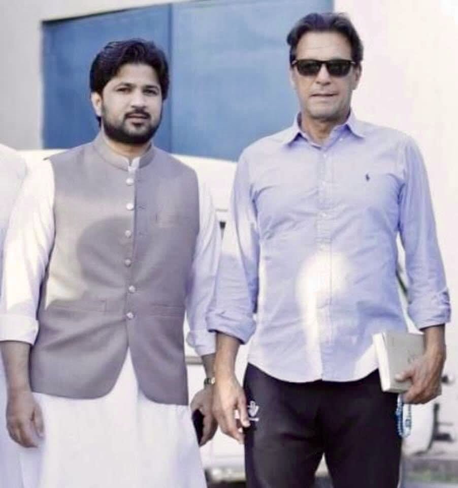 ArifRindPTI's tweet photo. آج یہ صرف تحریر نہیں میرے دل کے جزبات ہیں جو شاید مجھ سے بہتر کوئ نہیں پہچان سکتا ۔ 

آج سے 16 سال قبل جب ہم نے سیاسی سماجی تو پر دنیا کو سمجھنے کی کوشش کی تو مجھے خوشی ہے اللہ پاک نے مجھ سے ایک بہترین فیصلہ کروایا جس پر میں ہر حال میں قائم رہا ثابت قدم ہو کر اپنی جدوجہد آج تک جاری رکھی ۔ 

یہ وہ دور تھا جہاں لوگ سیاست میں اپنے فائدے کیلئے آتے تھے جس نے کامریڈ نب کر نام بنایا اس نے سرکاری اداروں اور سیاسی شخصیات کے ساتھ اپنے نظریات کا سودا کیا جہاں ایک عجیب سا خوف پایا جاتا تھا کہ آپ لسی کی سیاسی مخالفت نہیں کر سکتے ورنہ کوئ سیاسی سماجی طاقت ور جس کا سسٹم کے اندر ایک اثر اسوخ ہوتا تھا وہ اپنے مخالف کامریڈوں کے خاندانوں تک نقصان پہنچاتے تھے ۔ 

جہاں میر صاحب ، بھوتار ، سردار ، نواب ، امیر ، وزیر ، کی بڑی گاڑی اور بڑی وزارت ہمارے بزرگوں کو ان کے آگے جکنے پر مجبور کرتے تھے اور ہم نے اس صورت حال کو آنلھوں سے دیکھا ۔ 

اس خوف اور بزدلی کے دور میں ہماری عمر کے بہت سارے نوجوان جنہوں نے عمران خان کی قیادت کو قبول کیا اور پاکستان تحریک انصاف کے نظریعے پر اپنی جانی مالی صلاحیتوں کیساتھ بھر پور حصہ ڈالا جس میں ہمارے ساتھ دیگر سیاسی جماعتوں کے ساتھی بھی شریک تھے آج میری طرح بہت سے ہمارے ساتھیوں کو میں دیکھتا ہوں وہ آج بھی اپنی نظریات پر قائم ہیں اور کچھ ہمارے ساتھی اپنے گھریلوں مجبوریوں کی بنا پر سائیڈ ہو گئے کچھ وہی پرانی روایات کا شکار ہو گے ۔ 

اس سفر میں اللہ پاک نے آج تک ہمیں بے شمار کامیابی عطاء کی بہت ساری نادانیاں بھی ہم سے ہوئ لیکن جس طرح ایک اللہ پاک کو ماننے والے مسلمان کی حیثیت سے سچے عاشق رسول صلی اللہ علیہ وعلی وسلم اور محب وطن پاکستانی کی طرح ہم اپنے نظریعے کیساتھ جڑے رہے ۔ آج تک قائم ہیں ۔

جس میں زندگی بے شمار تجربات کیساتھ گزرتی رہی اللہ پاک کا لاکھ لاکھ شکر ہے اللہ پاک نے مجھے مشکل وقت میں بڑی ازمائش سے کامیابی کیساتھ گزارا جس میں 2024 الیکشن میرے لیئے میرے پورے گھر کیلئے تکلیف کیساتھ گزرا اللہ پاک نے اس آزمائش میں ہمیں کامیابی دی آج تک ہم اپنے نظریعے کا قرض ادا کر رہے ہیں ۔ 

اللہ پاک سے دعا ہے اللہ پاک ہمیں اسلام اور پاکستان کی بہتری کیساتھ بلوچستان خاص تور پر نصیرآباد ڈویژن کیلئے ہم سے اچھا کام لے ۔ آمین 

اللہ پاک اسی جذبے کیساتھ ہمیں ہمارے لیڈر عمران خان کے ساتھ ثابت قدم رکھے آمین ۔