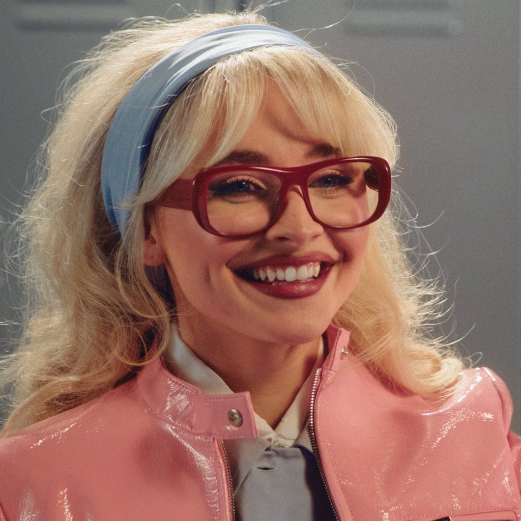 sharptoolest's tweet photo. i love her teeth https://t.co/pJ8aGkwhj5