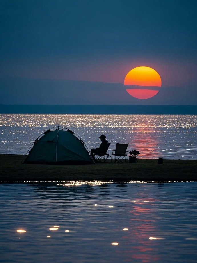 Jecyril00's tweet image. Chasing sunsets u0026 stars at the lake—campfire s’mores, crickets lullabies, zero Wi-Fi, 100% joy.  #CampLife #Wanderlust