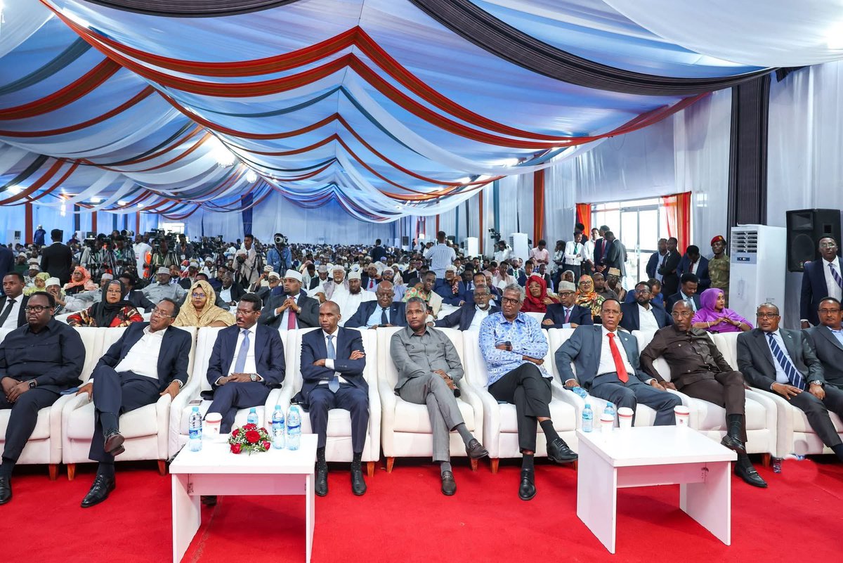 sntvnews1's tweet image. In his speech at the cultural coronation of Ugas Abdirizak Ugas Abdullahi, President @HassanSMohamud congratulated the Ugas and urged traditional leaders to unite for peace, reconciliation, and a prosperous, unified #Somalia.