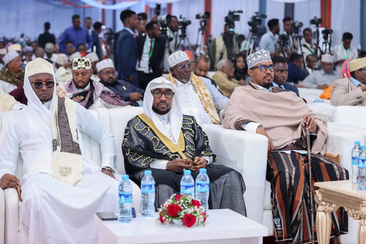 sntvnews1's tweet image. In his speech at the cultural coronation of Ugas Abdirizak Ugas Abdullahi, President @HassanSMohamud congratulated the Ugas and urged traditional leaders to unite for peace, reconciliation, and a prosperous, unified #Somalia.