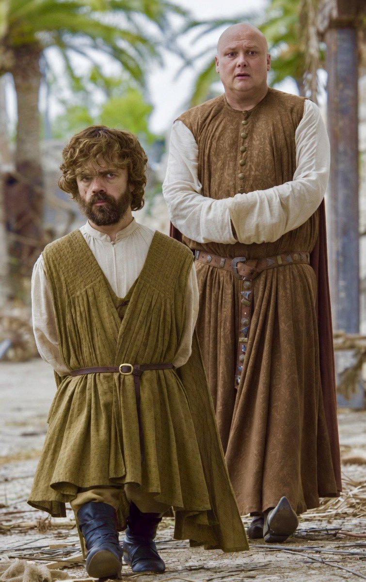 Releyendo Choque de Reyes en 2026 y este acertijo de Varys sigue siendo una de las mejores reflexiones sobre el poder que he leído nunca📙:

-¿Os dejo con un acertijo, Lord Tyrion? -No esperó la respuesta-. En una habitación hay tres hombres de gran importancia: un rey, un