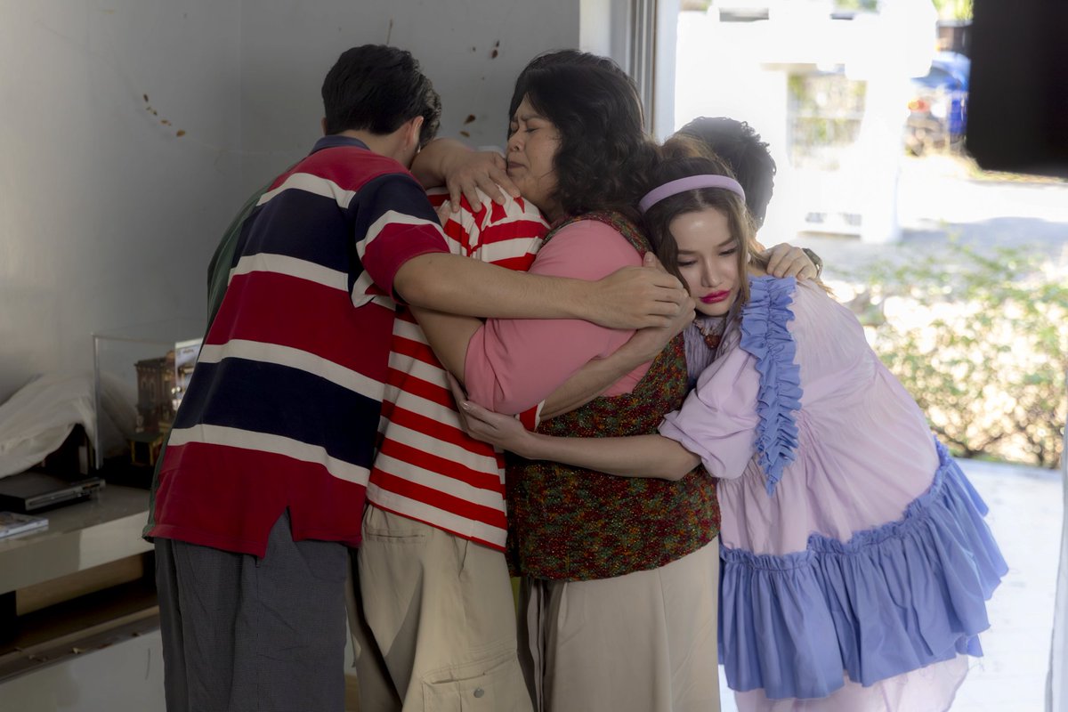 Trend for SANTA tweet media