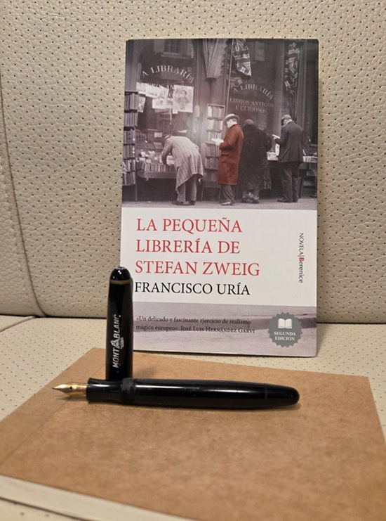 aquimislibros's tweet image. Homenaje a las librerías, a los lectores y al propio Zweig; una joya breve e intensa, de lectura reflexiva, que invita a detenerse, a escuchar y a recordar que, incluso en tiempos convulsos, siempre hay un lugar donde las palabras resisten.
studiuminlibris.blogspot.com/2026/04/la-peq…
#Leer #Libros