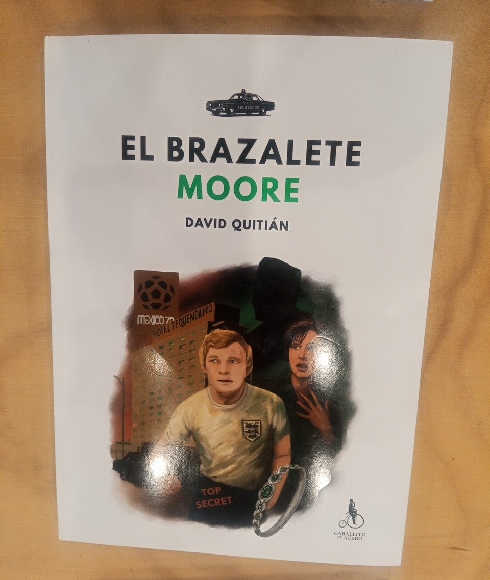 maggie_kaulitz's tweet photo. #RecomendadoLiterario:¿Sabían que en 1970 acusaron al capitán y figura de la selección de Inglaterra #BennyMoore del robo de un brazalete de esmeraldas en el hotel Tequendama?En esta novela policiaca descubrirán que ocurrió @CaballitoEditor 17-1611A @FILBogota https://t.co/iRt0JnHvfL