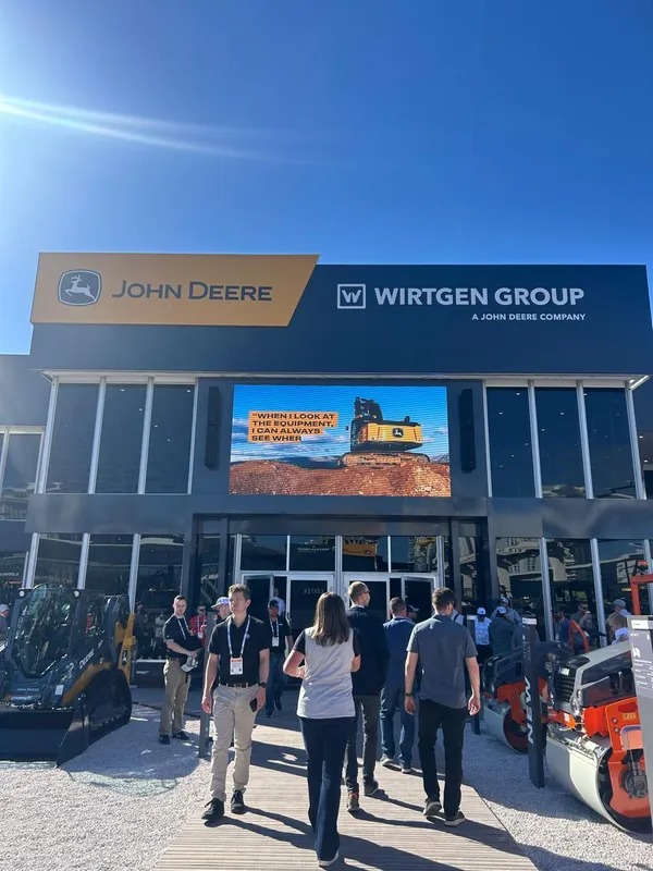 AbbadieOsc34441's tweet image. ¡EL CIERVO MARCÓ EL RITMO! John Deere presentó +30 innovaciones entre Brasil y EE.UU. 

✅ See &amp;amp; Spray™: Pulverización inteligente. 
✅ Línea E-Power: Revolución eléctrica en construcción. 

Leer más en:
agroinfomaquinas.wixsite.com/agroinfomaquin…

#AgroInfoMaquina #JohnDeere #AgTech #Conexpo2026