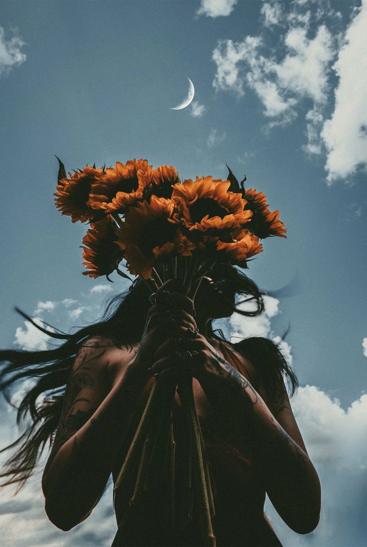 StrangeFruit078's tweet image. in a world full of roses
be a #sunflower 🌻💕