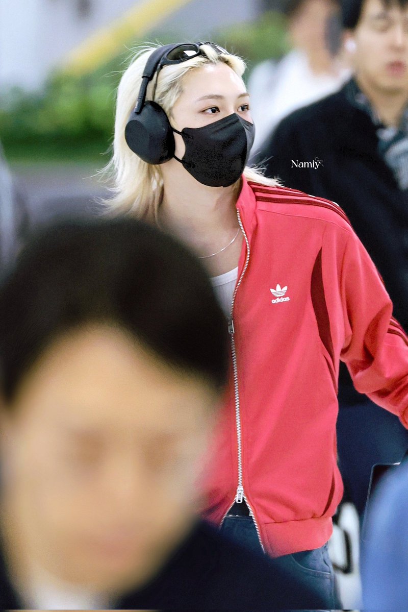 LEAMOX115856's tweet photo. Divine ✨️ ✨️ ✨️
#FELIX
#FELIXXADIDAS #ADIDAS @adidasoriginals
@Originals_kr
#GentleMonsterxFelix 😎
Sony WH-1000XM6
🎧 @Sony
#DOMREBEL https://t.co/6xgVwnZHPz