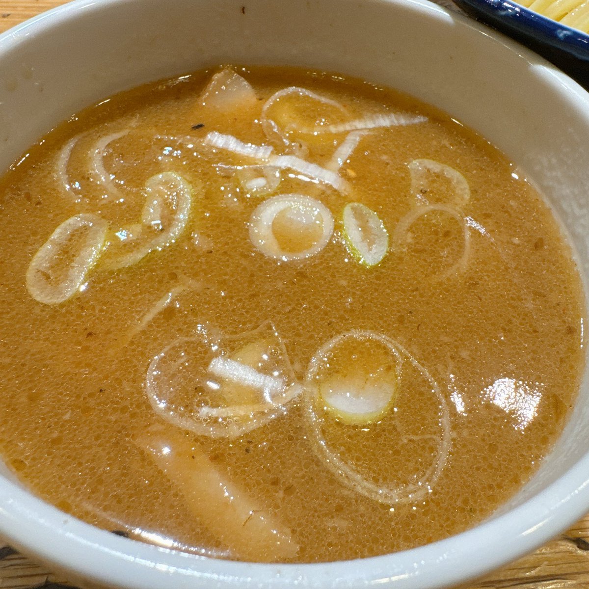 curious_it_boy's tweet photo. 五反田にあるつけ麺屋 いし井 のせいろです🍜

大好きなお店の一つで、麺が輝いていて、つけ汁と相性抜群！

すだちを絞るとさっぱりとした味わいになり、黒胡椒をかけるとガツンと来る濃厚な味に変わります💡

食べ切るまでに3度も違う味を楽しめます😊

是非行くことをオススメします♬ https://t.co/FCFD3jalBv