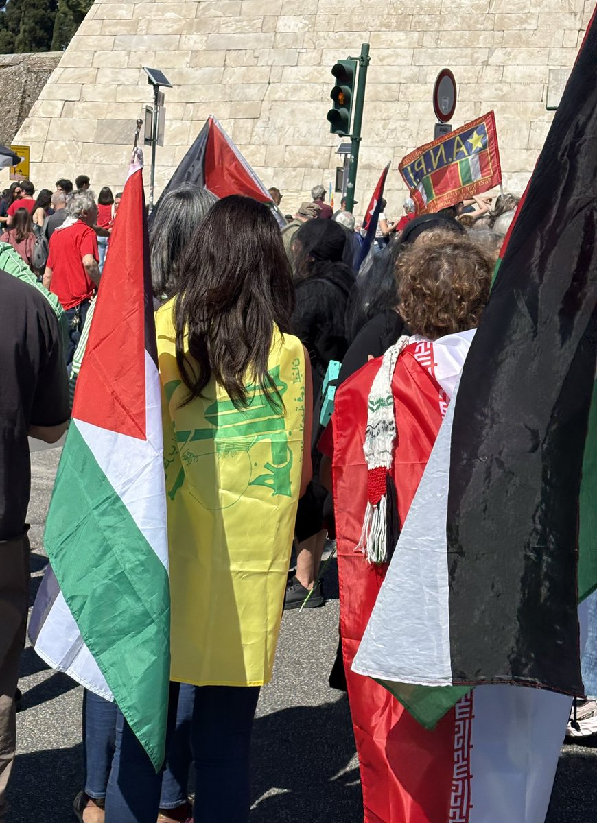 <a href="/Setteottobre_/">Setteottobre</a> <a href="/annapaolaconcia/">anna paola concia</a> E partecipano mostrando la bandiera di Hezbollah...