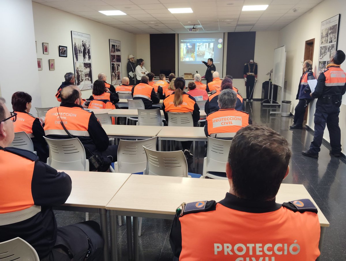 PoliciaAltea's tweet photo. Protección Civil Altea ha colaborado hoy en las Fiestas de Alcoy.

Trabajo impecable y servicio público en acción.🟧🤝

#PoliciaAltea #SiempreATuLado https://t.co/dmNDZ8IcQ8