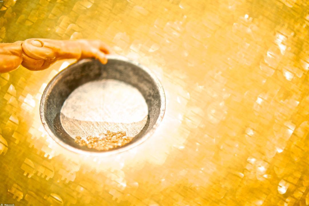 The U.S. dollar’s dominance is unraveling, plummeting from 73% of global reserves in 2001 to just 58% in 2024, as Saudi Arabia moves to price oil in yuan. The petrodollar era is approaching its end—can the U.S. economy survive this seismic shift? #Dollar #BRICS #Eco