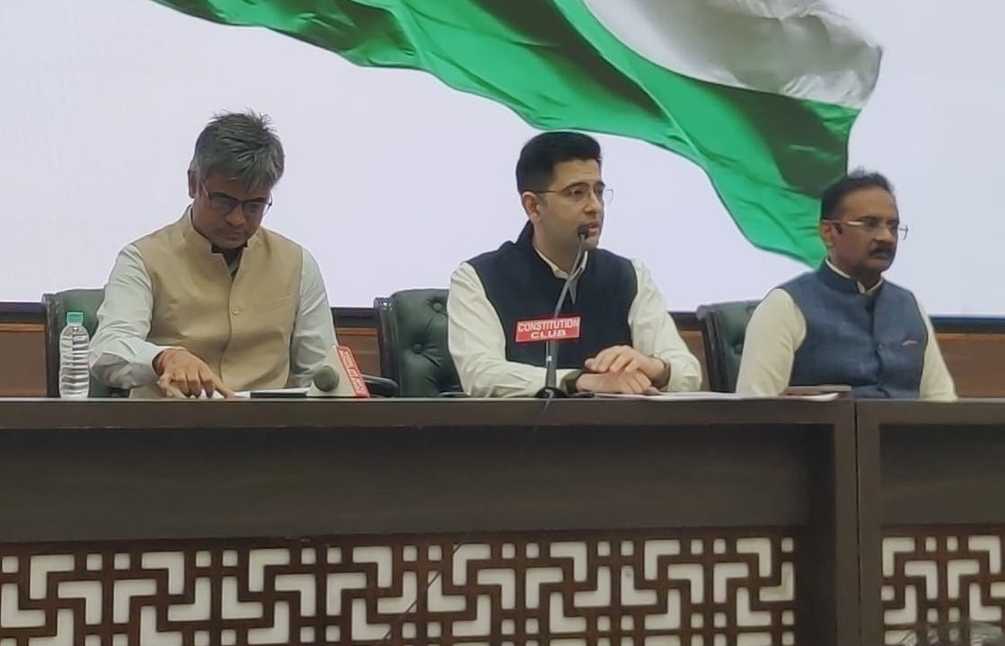 DeependerSHooda's tweet photo. जो ‘बीच’ में बैठे है ये वही है जिनकी हरियाणा विधानसभा चुनाव में काँग्रेस-आप पार्टी के ‘बीच’ समझौते को फ़ाइनल करने की ज़िम्मेदारी लगी थी ।वो समझौता तो हुआ नहीं लेकिन इनका ख़ुद का समझौता कहीं और हो गया। https://t.co/pG9yipSGz4