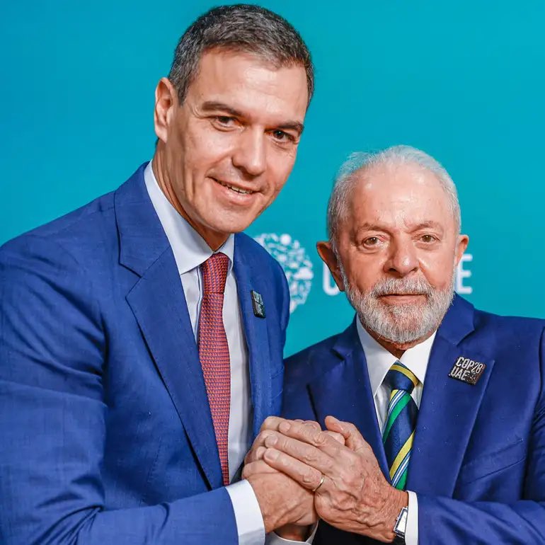 hel_der's tweet photo. Tudo bons amigos!
Só falta a presidente do México para ser o Trio Surrepia

#corruptos #Corruption #corrupcao https://t.co/9KMSgGB2XC