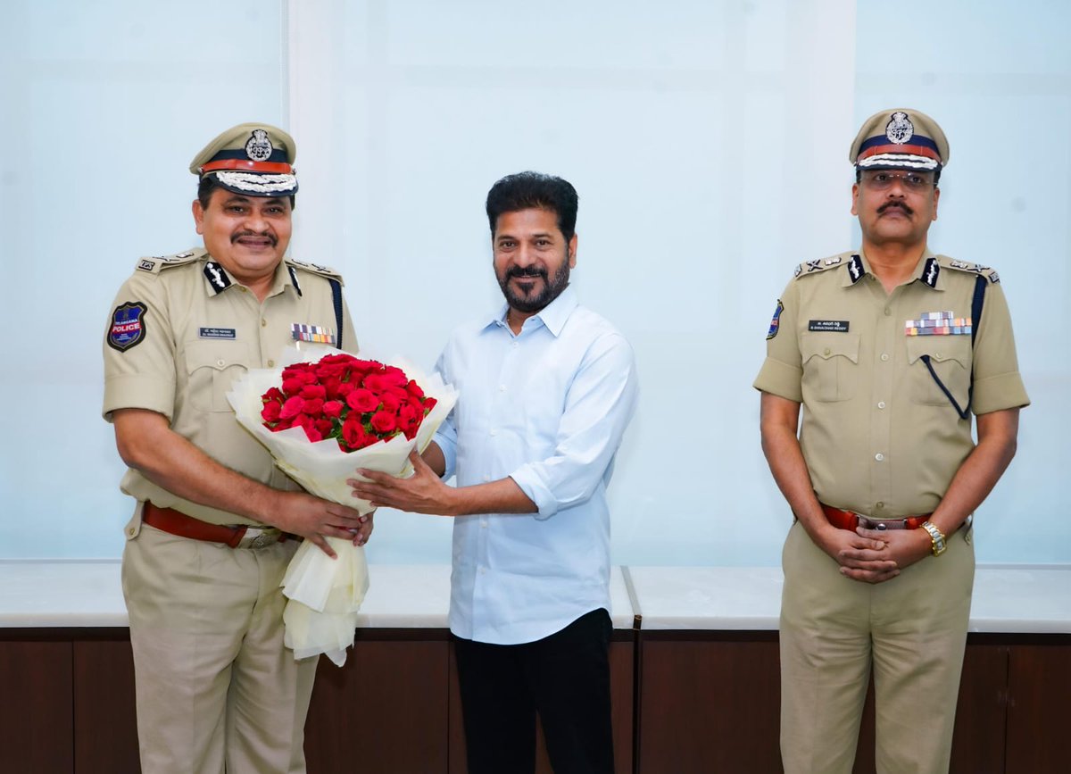 NewsMeter_In's tweet image. #Hyderabad:

Senior #IPSofficers recently promoted to the rank of #DGP met Chief Minister @revanth_anumula  as a courtesy at the ICCC.

V.V. Srinivasa Rao, @SwatiLakra_IPS, @MaheshBhagwat95, Charu Sinha, Dr. Anil Kumar, and @SajjanarVC_IPS were among those who called on the Chief