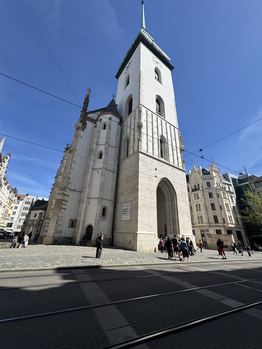 Foltan_CT's tweet photo. Farnost sv. Jakuba v Brně dnes otevírá poutnickou sezonu, a to vůbec poprvé. Součástí čtyřhodinového programu je bohoslužba pro poutníky i setkání se známými osobnostmi, které se na pouť v minulosti vydaly. Kostel je součástí moravskoslezské cesty do Camina de Santiago. https://t.co/hJov94tI64