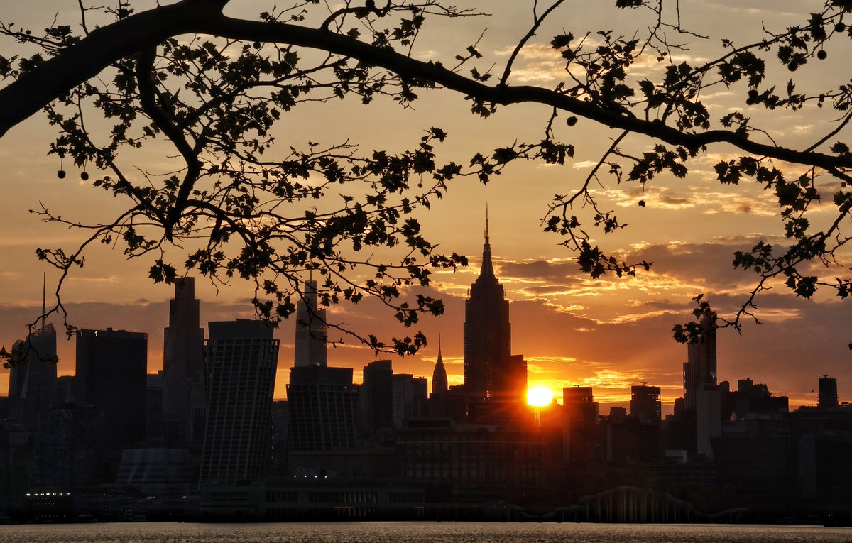 GaryHershorn's tweet image. The sun rises behind the Empire State Building and Chrysler Building in New York City, Saturday morning #newyork #newyorkcity #nyc @EmpireStateBldg #sunrise #hoboken