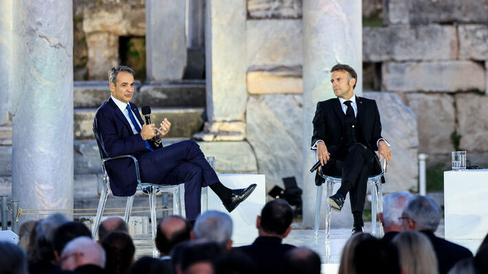 Ελλάς Γκαλια Συμμαχια λέει ο Μακρον. Προκειμένου να πουλήσει πλοία και αεροπλάνα και τσολιάς  θα ντυνόταν