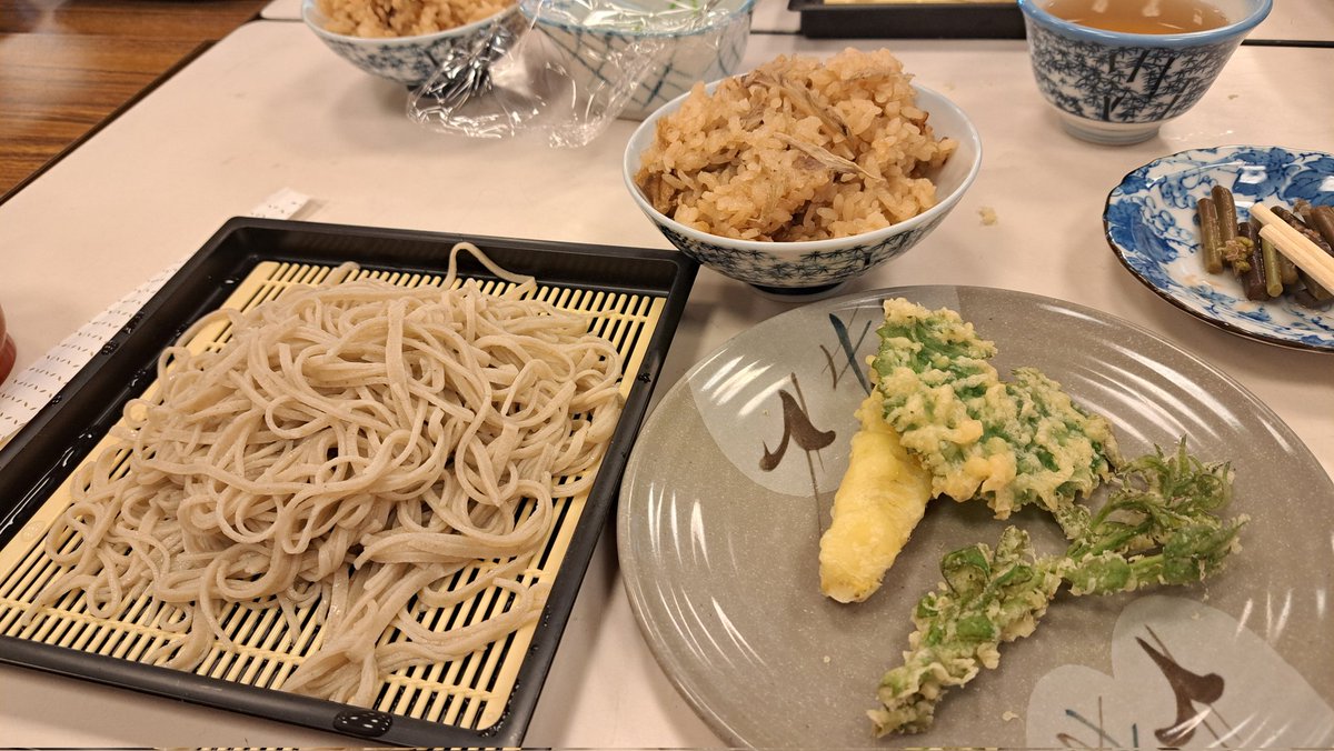 CLyama250's tweet photo. 今日のTTLツーリングは蕎麦打ち体験！

実は経験者なので、つい先行してしまって、先生に言うこと聞いてと言わせてしまった、ごめんなさい😫
班に別れて調理実習の様で、凄く楽しかったです😆
皆が上手で、打ち立て湯掻き立て、旨いしかない！🤤
皆で走って良し、作って良し、食べて良し🤗
@akatomat1 https://t.co/QE2Fv8WUBO