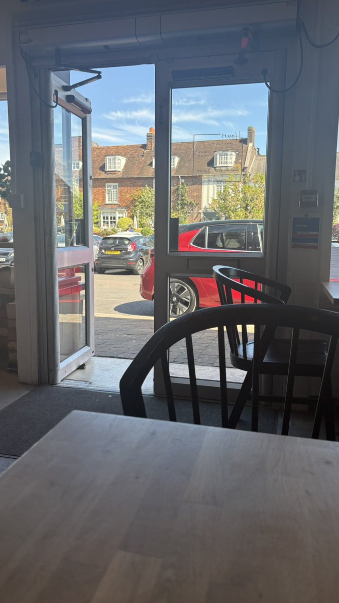 ambiviolencing's tweet image. saw the clip of the guy sat in the cafe with his back to the door getting shanked #notme #certainlynoti