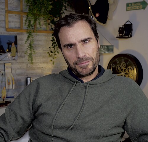 "¿Cómo que a tu criatura la violó un moro en un descampado y tiene un desgarro anal? Primero, eso era un solar sin construir, y fue una fisura, no un desgarro, y tampoco sé por qué lo llamas moro si nació en Madrid, ¿sabes que en Bangladesh hay más violaciones que aquí?"