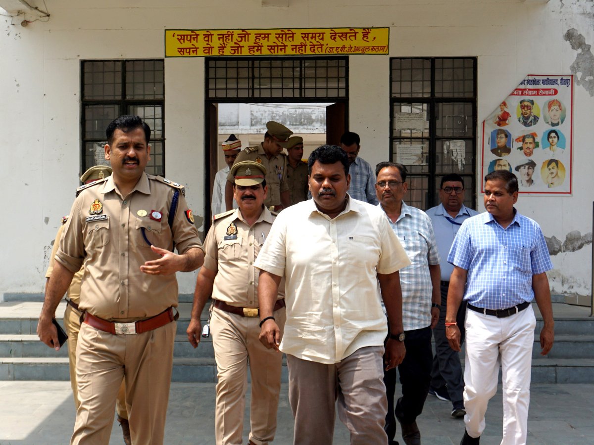sitapurpolice's tweet photo. #DM_SITAPUR व #SP_SITAPUR द्वारा होमगार्ड परीक्षा भर्ती परीक्षा के दृष्टिगत दीनदयाल उपाध्याय राजकीय स्नातकोत्तर महाविद्यालय का निरीक्षण कर परीक्षा केन्द्रों पर सुरक्षा व्यवस्था,सीसीटीवी आदि के संबंध में आवश्यक निर्देश दिये। #UPPolice
@Igrangelucknow https://t.co/oV53rnbYPA