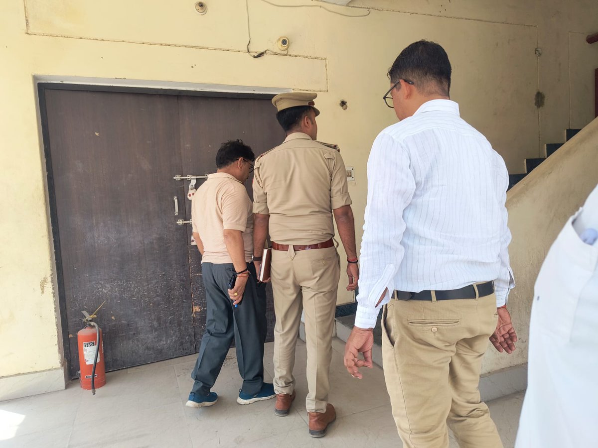 ghazipurfire's tweet photo. #FSGhazipur आज दिनांक 25/04/2026 को मुख्य अग्निशमन अधिकारी गाजीपुर के निर्देशानुसार अग्निसुरक्षा के दृष्टिगत ईवीएम गोदाम का निरीक्षण किया गया व सम्बन्धित को आवश्यक दिशानिर्देश दिया गया ।
@fireserviceup
@AdminGhazipur
@ghazipurpolice https://t.co/1JKs9wsxyZ
