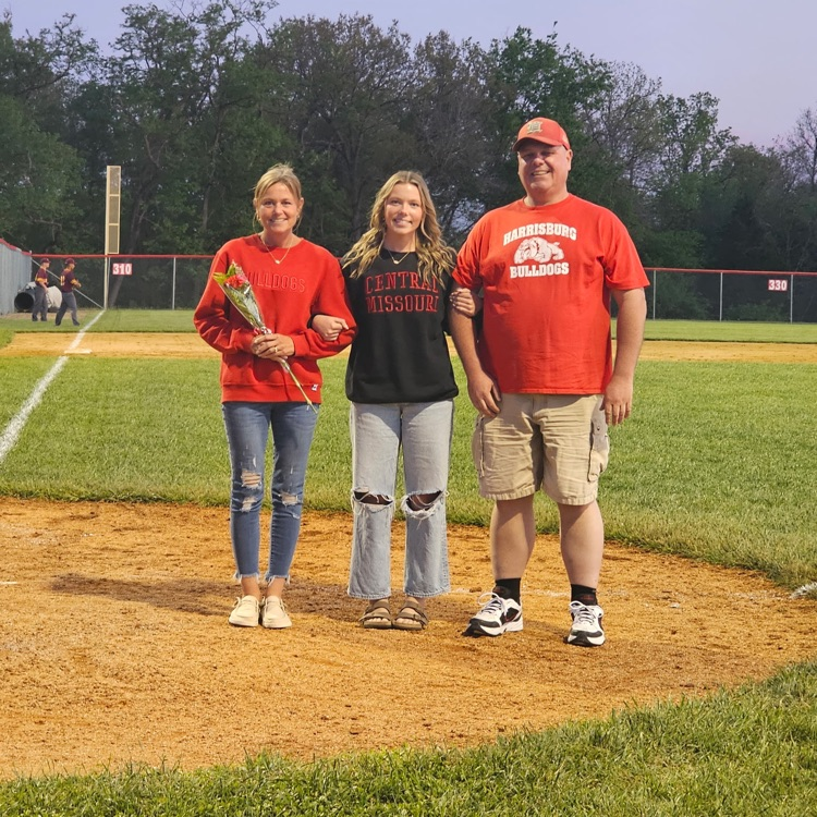 harrisburgr8's tweet photo. The Harrisburg Bulldogs fell 9-6 to MMA last night. Thank you to our 4 seniors for their time and dedication to the Bulldog baseball program!!! #BulldawgPride #7Hard https://t.co/yxtEFdiZOl